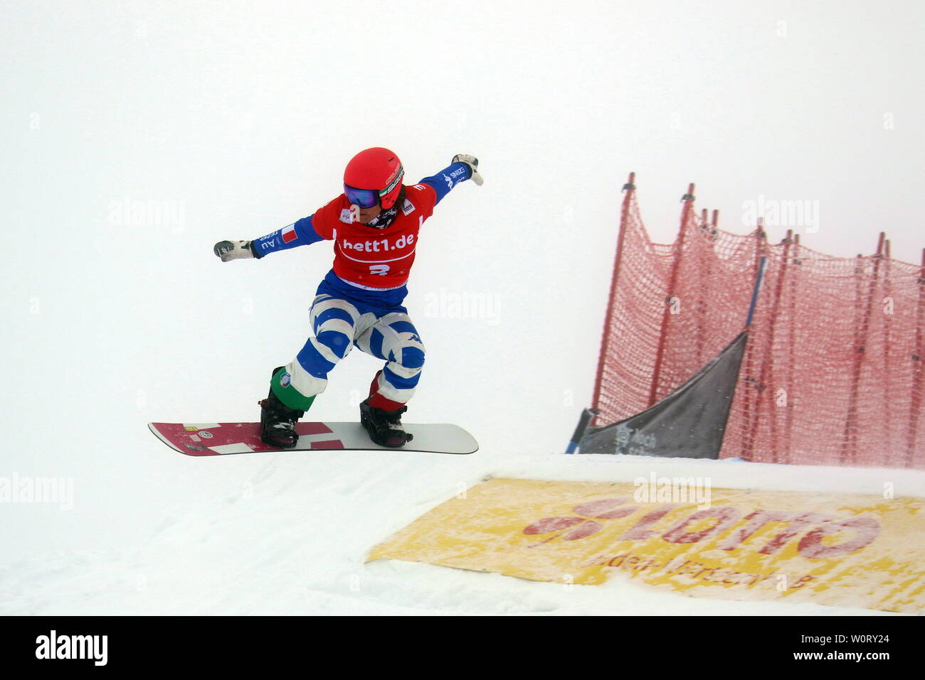 Tollkühne Sprünge beim FIS Weltcup Snowboard SBX Feldberg - Samstag Stock Photo