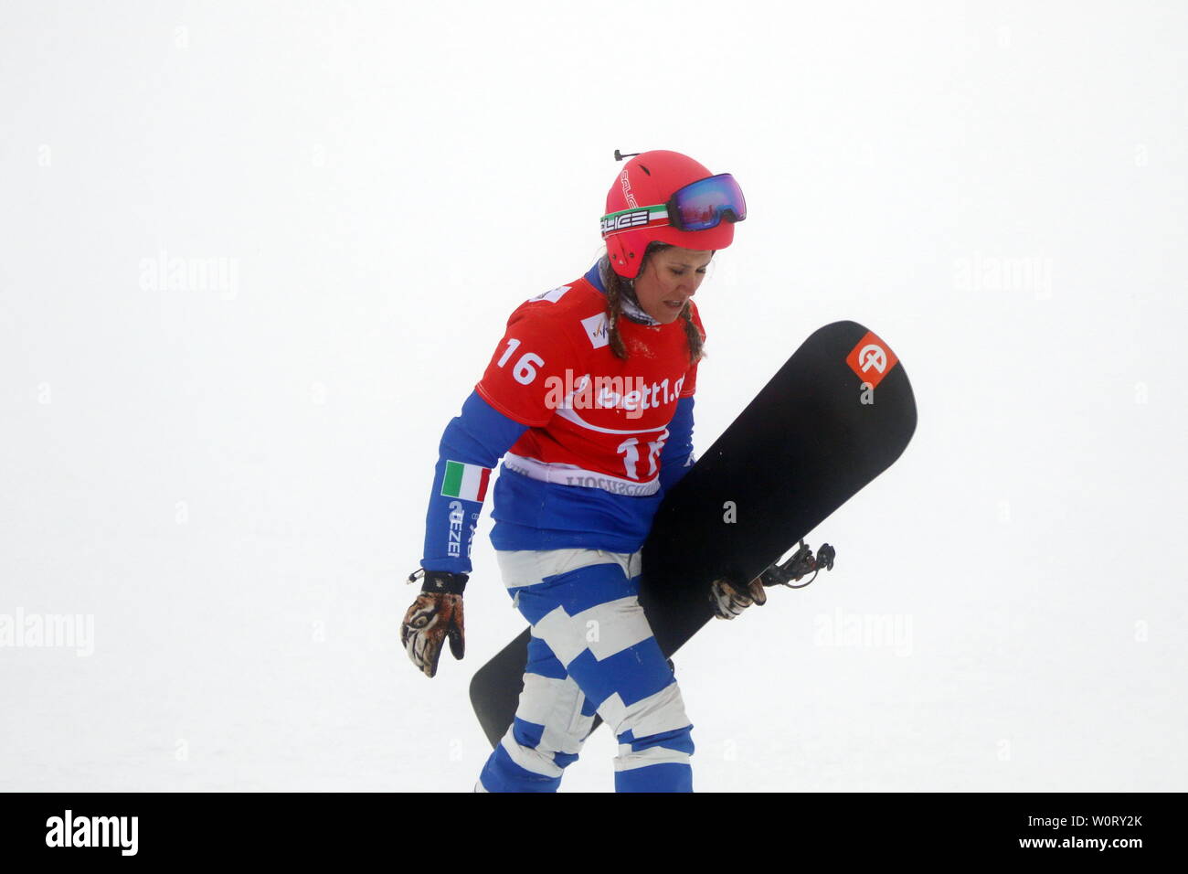 Und ab durch den Nebel: Raffaella Brutto (ITA)    Qualifikation FIS Weltcup Snowboard Cross Feldberg Stock Photo