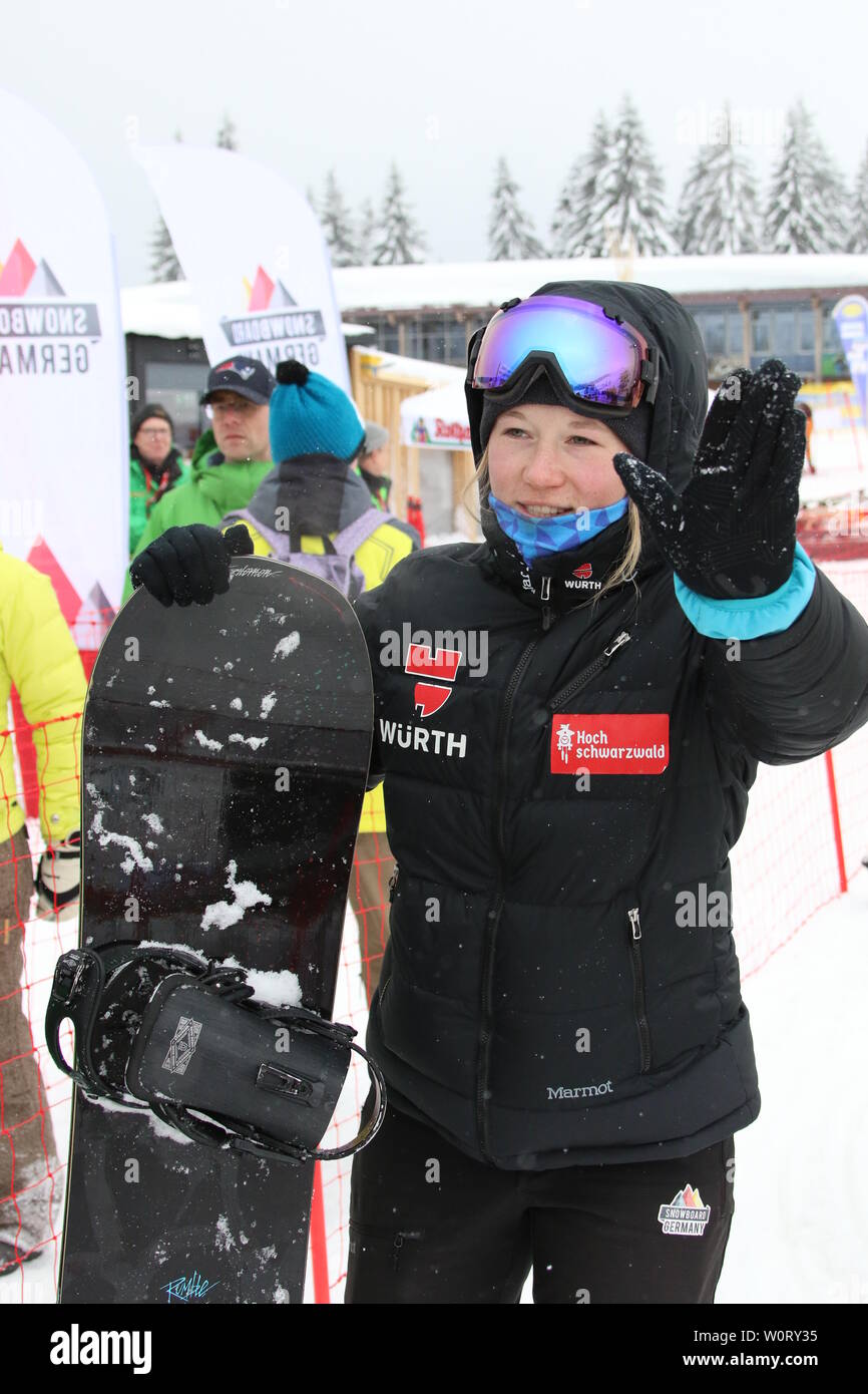 Jana Fischer (SC Löffingen GER) wartet auf einen Ski-Doo für eine Trainingsfahrt Stock Photo