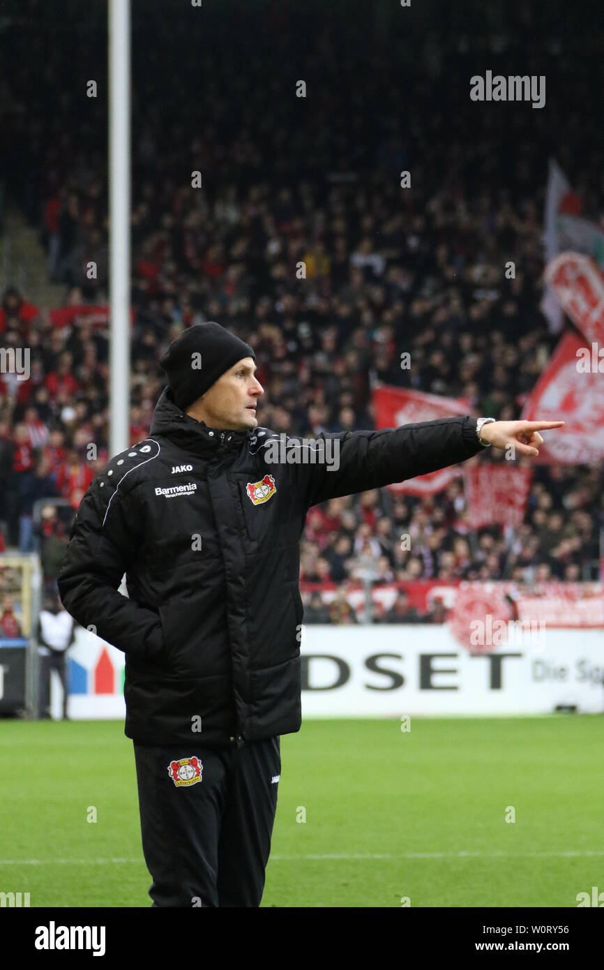 Trainer Heiko HErrlich (Bayer 04 Leverkusen) -     1. BL: 17-18 - 21. Spieltag -  SC Freiburg vs. Bayer 04 Leverkusen Stock Photo