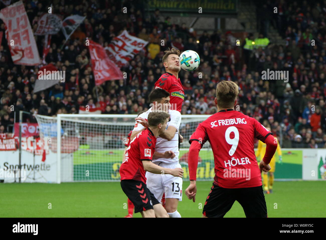 Kein Durchkommen: Amir Abrashi (Freiburg) übersproingt Lucas Alario (Bayer 04 Leverkusen) und Lukas Kuebler (Freiburg) schirmt ab -     1. BL: 17-18 - 21. Spieltag -  SC Freiburg vs. Bayer 04 Leverkusen Stock Photo