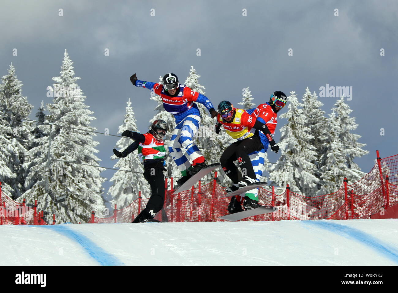 Große Sprünge vorbei an verschneiten Schwarzwaldtannen beim FIS Weltcup Snowboard SBX Feldberg - Sonntag Stock Photo