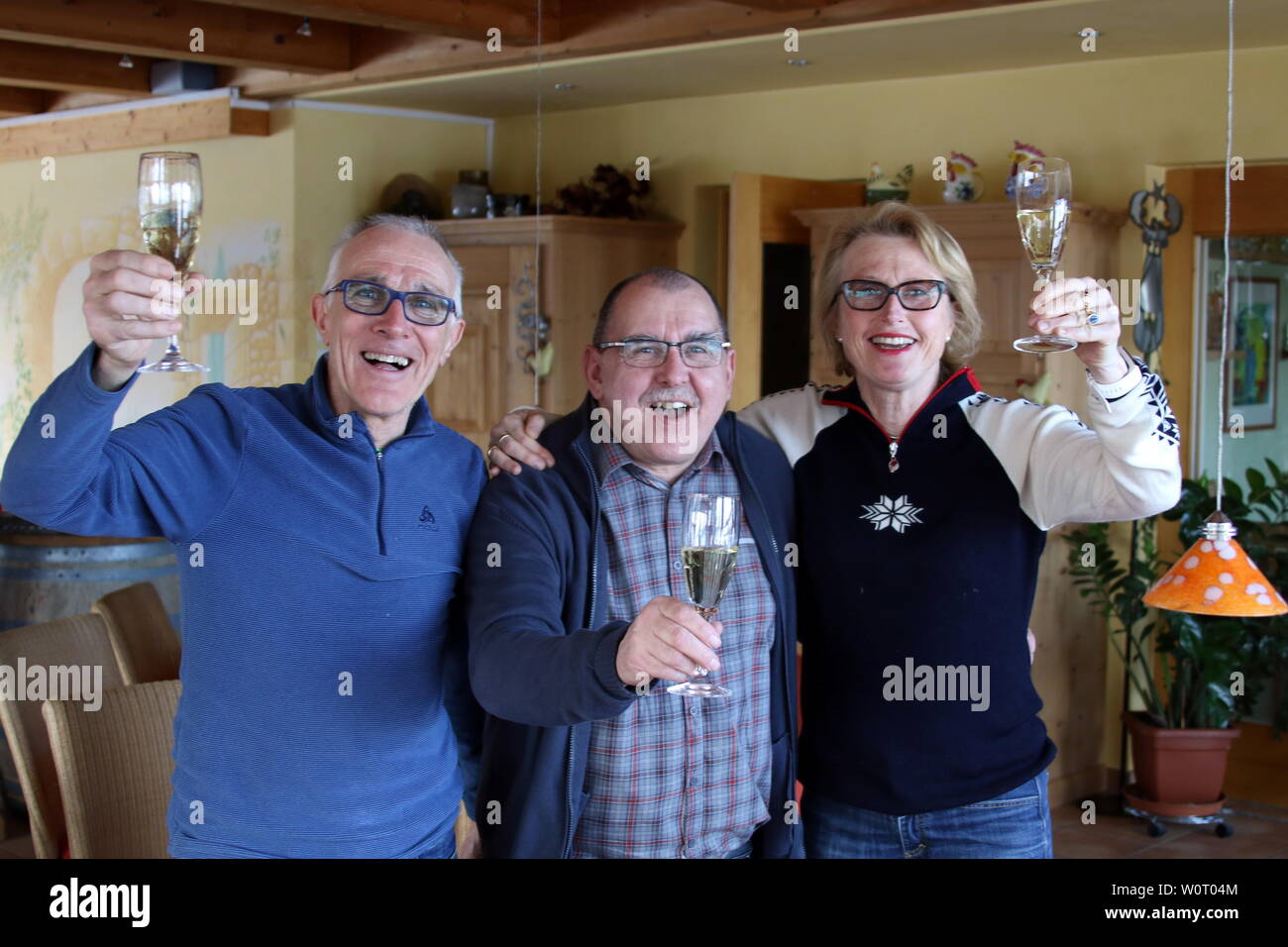 im heimischen Hotel Sonnenhof ein Prosit auf Bronze: v.li. Vater Charly Doll, Franz Lickert, Vorsitzender der SZ Breitnau, Mutter Friederike Doll stoßen mit Sekt auf den großen Erfolg von Benedikt Doll an - Olympische Winterspiele PyeongChang - Biathlon Verfolgung Herren Stock Photo