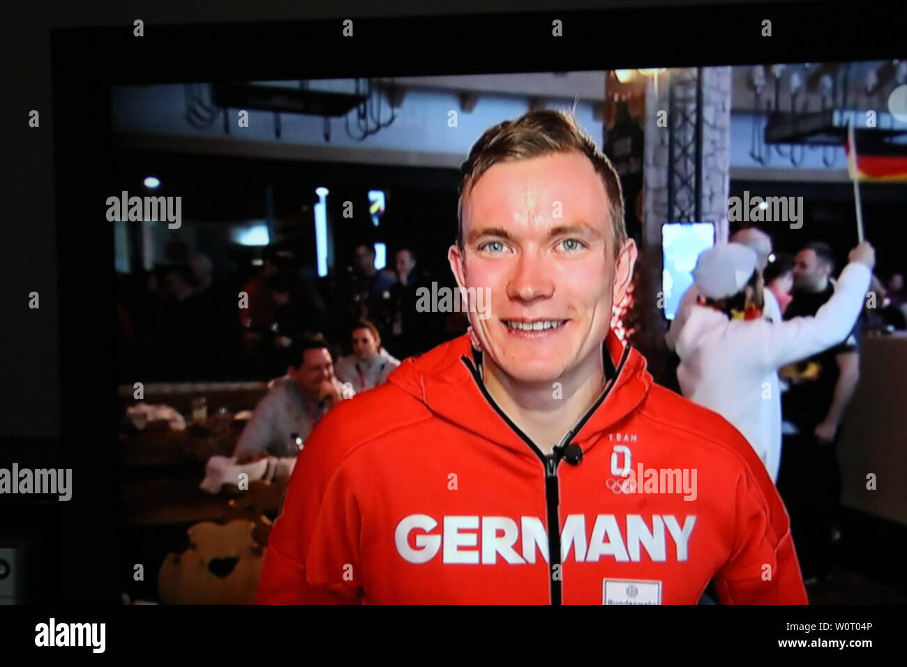 Benedikt Doll, Bronzemedaillengewinner im Verfolgungsrennen bei den Olympischen Winterspielen in PyeongChang - hier im Interview beim ZDF im Deutschen Haus Stock Photo