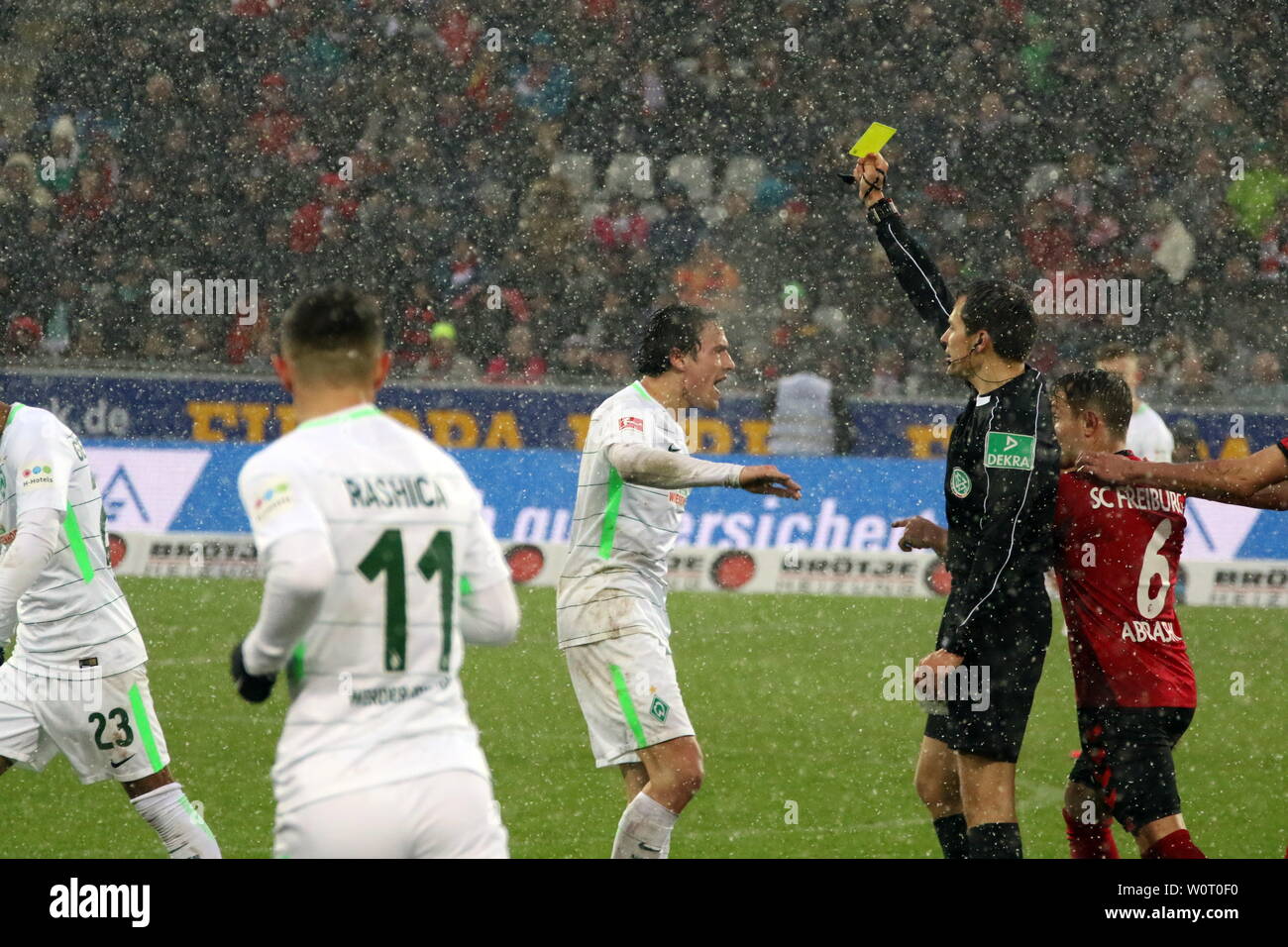 Thomas Delany (SV Werder Bremen) will es nicht wahrhaben, nach dem Foul an Amir Abrashi (Freiburg) gibt es von Schiedsrichter Robert Hartmann die gelbe Karte,     1. BL: 17-18 -23. Spieltag - Freiburg vs. Bremen Stock Photo