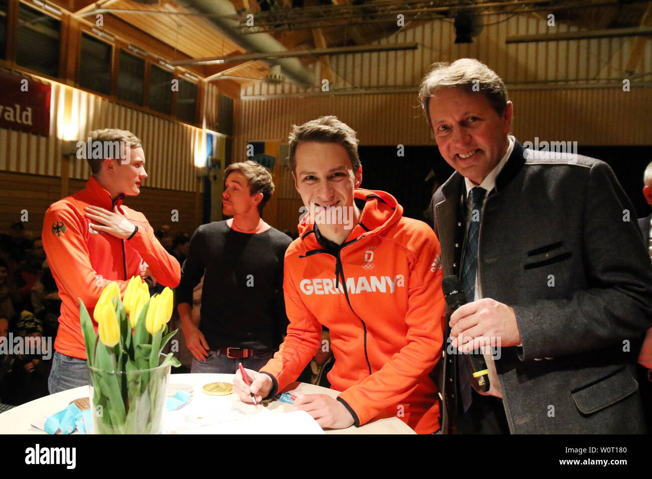 Der Wahl-Breitnauer Stephan Leyhe (SC Willingen) trägt sich in das ...