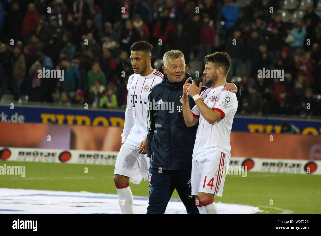 Co-Trainer Peter Herrmann flachst nach dem Spiel mit Juan Bernat (Bayern), 1. BL: 17-18 - 25. Spieltag SC Freiburg - Bayern München Stock Photo