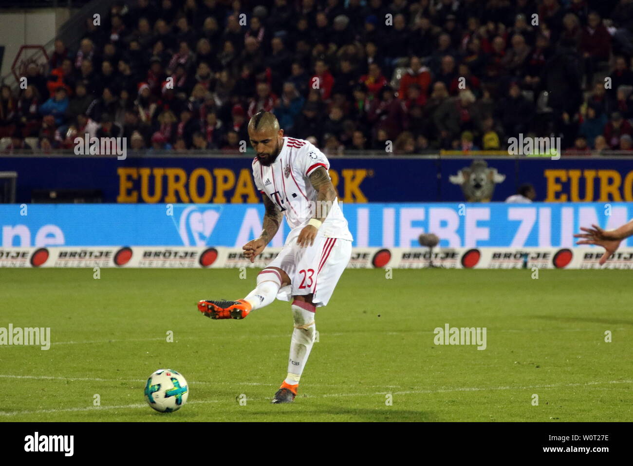Elegante Körperhaltung: Arturo Vidal (Bayern) mit Ball,    1. BL: 17-18 - 25. Spieltag SC Freiburg - Bayern München Stock Photo