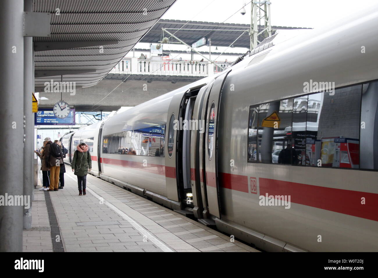 ICE der DEUTSCHEN BAHN in Freiburg Hauptbahnhof - Reisende am Bahnsteig Stock Photo