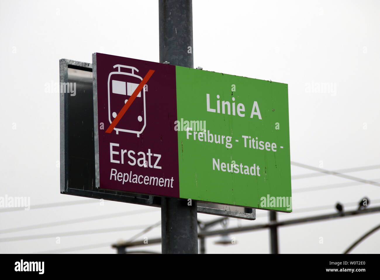 Hinweistafel auf den Schienenersatzverkehr am Hauptbahnhof von Freiburg -   Seit  dem 1. März 2018 gilt auf der Höllentalbahn zwischen Freiburg/Brsg. und Titisee-Neustadt/Seebrugg Schienenersatzverkehr (SEV). Alle Reisenden müssen auf Busse ausweichen oder vom Hochschwarzwald aus im PKW die Anreise in den Breisgau vornehmen. Die Streckensperrung dauert volle acht Monate und wird zwischen Freiburg und Titisee-Neustadt/Seebrugg erst zum 31. Oktober 2018 aufgehoben. In Freiburg werden Pendler und Fernreisende auf großen Hinweistafeln auf den Schienenersatzverkehr hingewiesen. Stock Photo