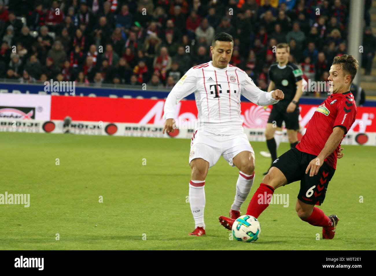 v. li. im Zweikampf  Thiago (Bayern) vs Amir Abrashi (Freiburg),    1. BL: 17-18 - 25. Spieltag SC Freiburg - Bayern München Stock Photo