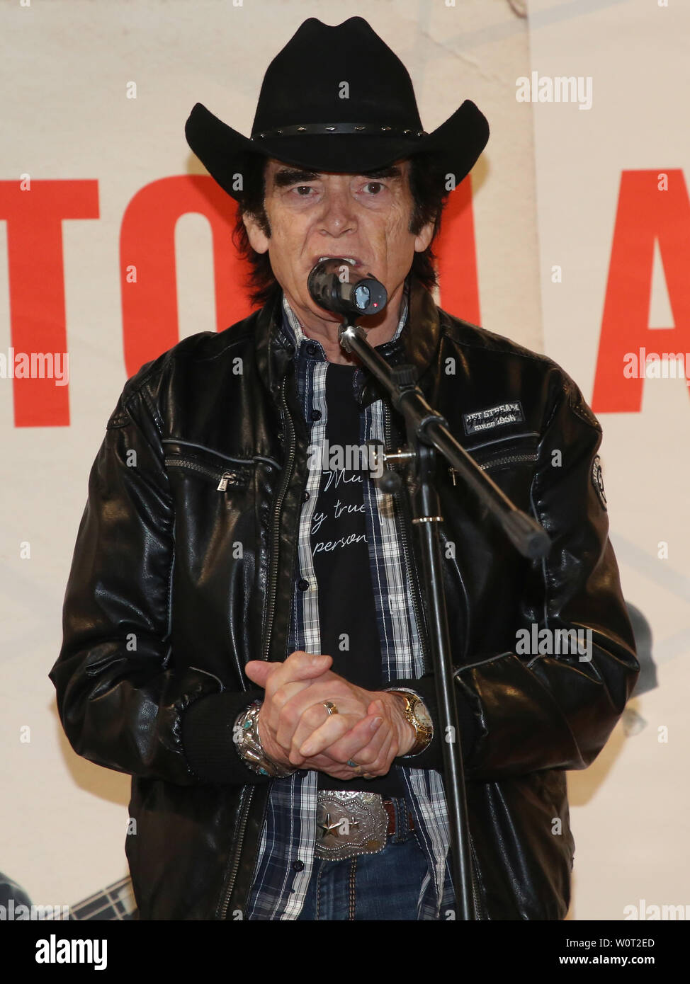Tom Astor bei einem Live-Auftritt mit Autogrammstunde am 03.03.2018 in Magdeburg Stock Photo