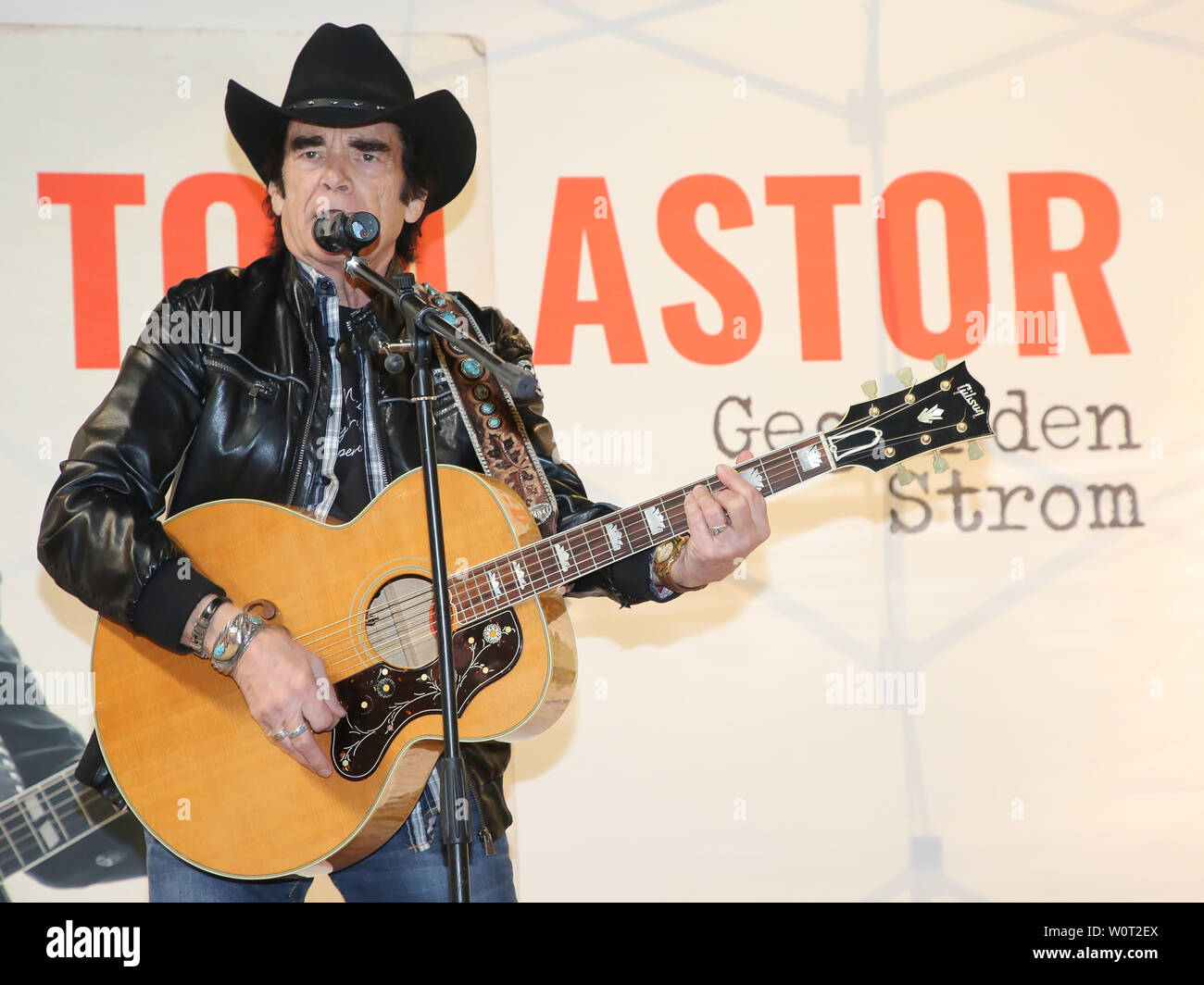 Tom Astor bei einem Live-Auftritt mit Autogrammstunde am 03.03.2018 in Magdeburg Stock Photo