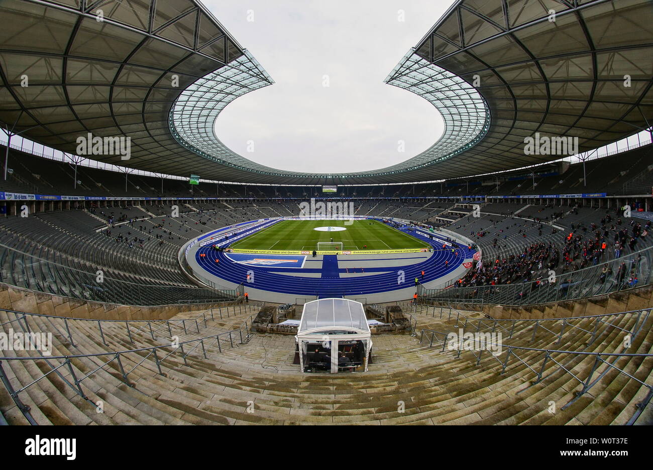 Blick von den Zuschauerrängen auf das Spielfeld des Berliner Olympiastadions -    1. BL: 17-18 - 26. Spieltag Hertha BSC Berlin - SC Freiburg Stock Photo