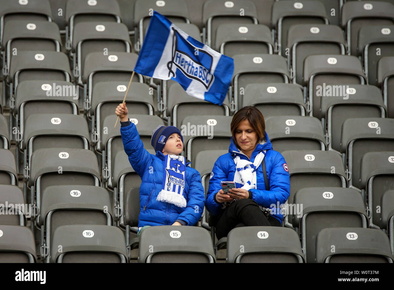 Mutter und Sohn als Fan von Hertha BSC Berlin auf der Tribüne des Berliner  Olympiastadions beim Spiel der 1. BL: 17-18 - 26. Spieltag Hertha BSC Berlin  - SC Freiburg Stock Photo - Alamy