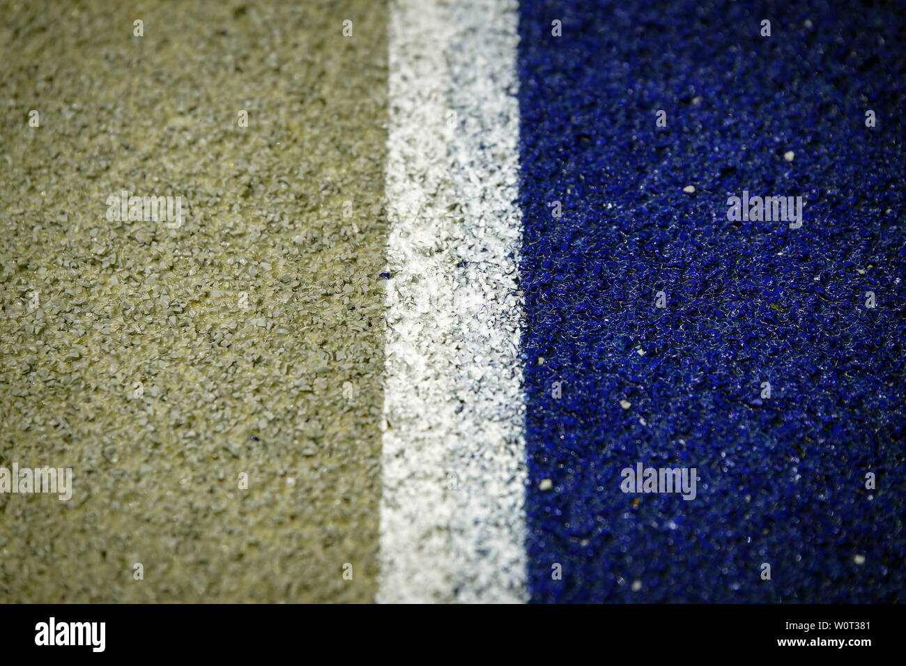 Weiß und Blau - sogar die Tartanbahn ist in den Hertha-Farben eingefärbt, 1. BL: 17-18 - 26. Spieltag Hertha BSC Berlin - SC Freiburg Stock Photo