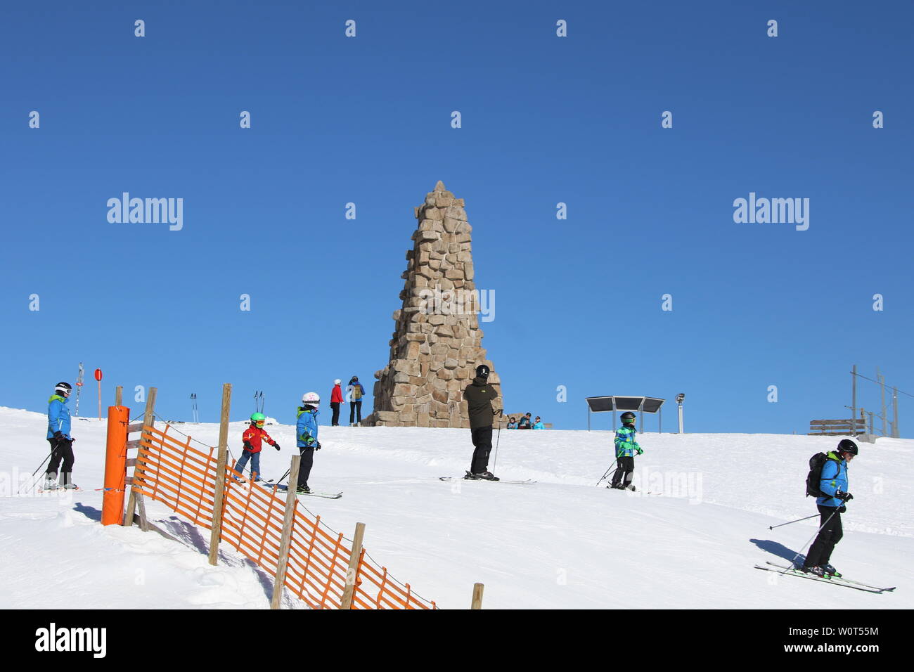 Skfahrer am Bismarckturm auf dem 1.493 Meter hoch gelegen Feldberg im Schwarzwald. Stock Photo