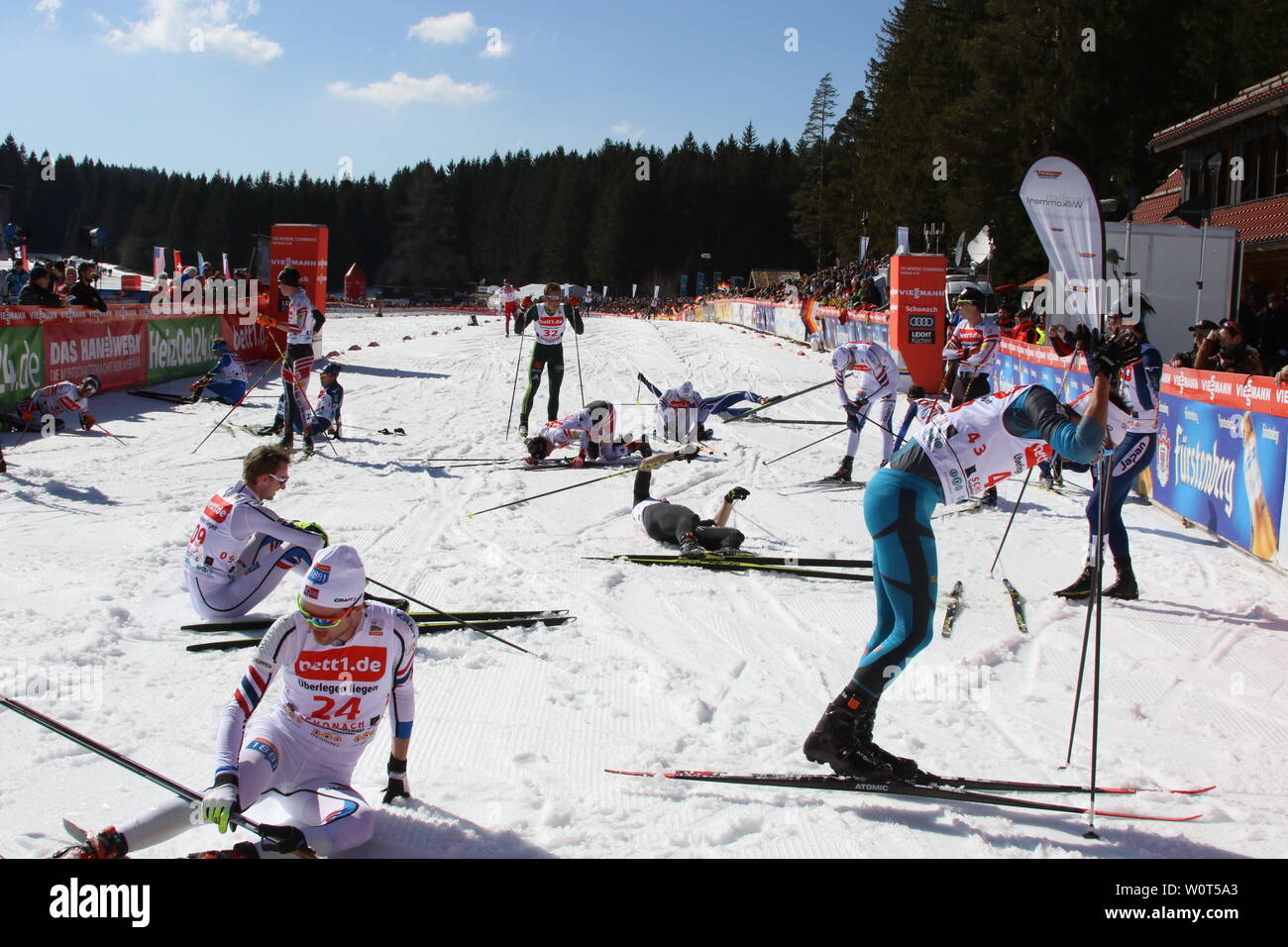 Erschöpfte Athleten beim Weltcup Nordische Kombination Schwarzwaldpokal 2018 Stock Photo