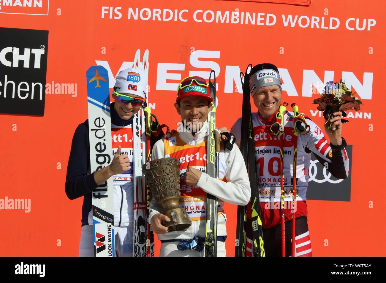 Siegertypen: v.li. Jarl Magnus Riiber (Norwegen), Akito Watabe (Japan) und Bernhard Gruber (Österreich) beim   Weltcup Nordische Kombination Schwarzwaldpokal 2018 Stock Photo