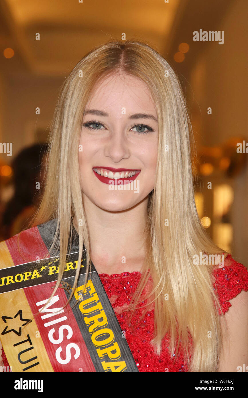 Laura-Sophie Hering (Miss Hamburg 2018), Blauer Ball 2018 im Hotel ...