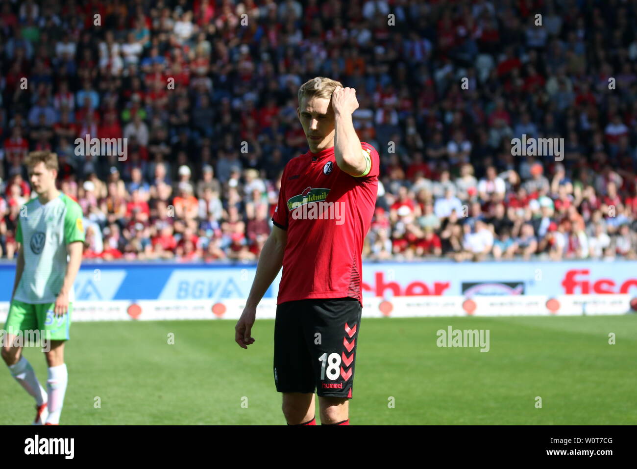 Nachdenklich: Nils Petersen (Freiburg), 1. BL: 17-18 -29. Spieltag - SC ...
