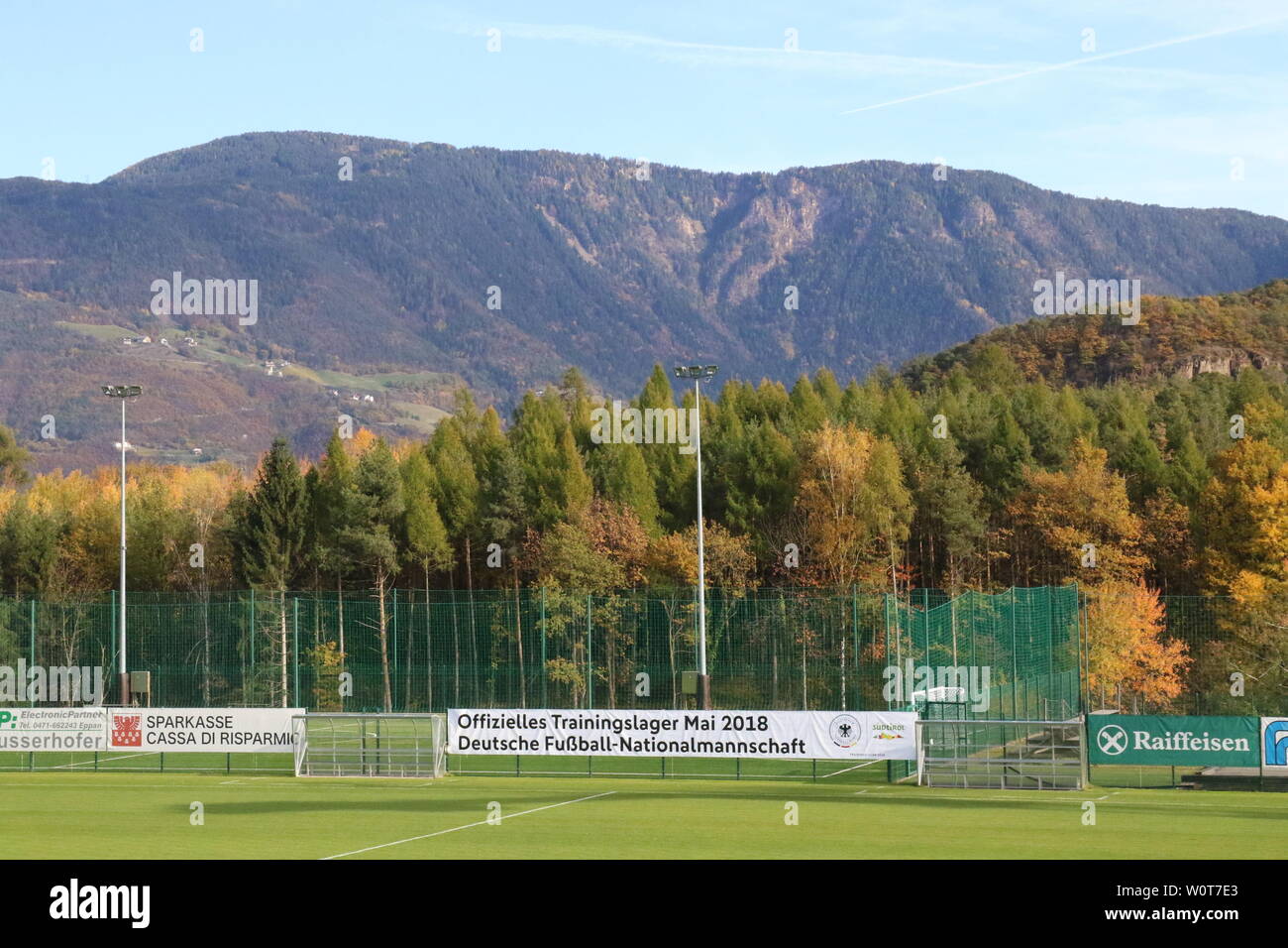 Das Stadion des FC Suedtirol inmitten der Südtiroler Bergwelt ist die Trainingsstätte für das  DFB-WM-Trainingslager 2018 in Eppan/Suedtirol Stock Photo