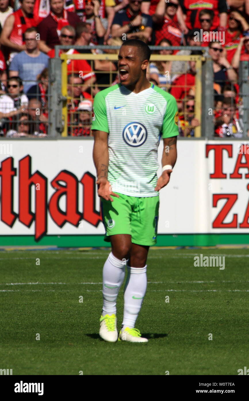 Daniel Didavi (VfL Wolfsburg) beim Spiel der 1. BL: 17-18 -29. Spieltag - SC  Freiburg vs VfL Wolfsburg Stock Photo - Alamy