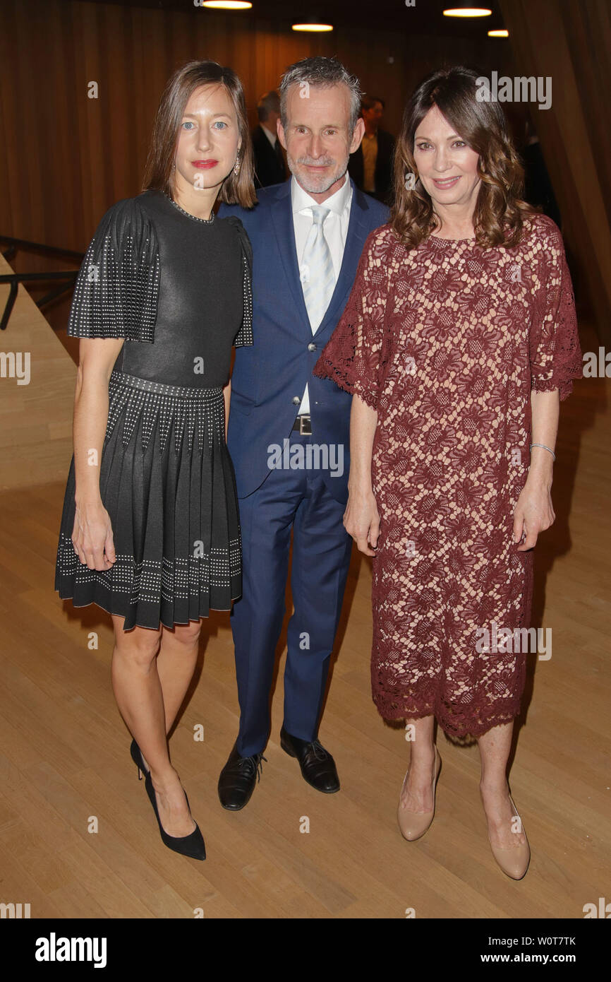 Johanna Wokalek mit Iris Berben und Ulrich Matthes, Nannen Preis 2018 in der Elbphilharmonie, Hamburg, 11.04.2018 Stock Photo