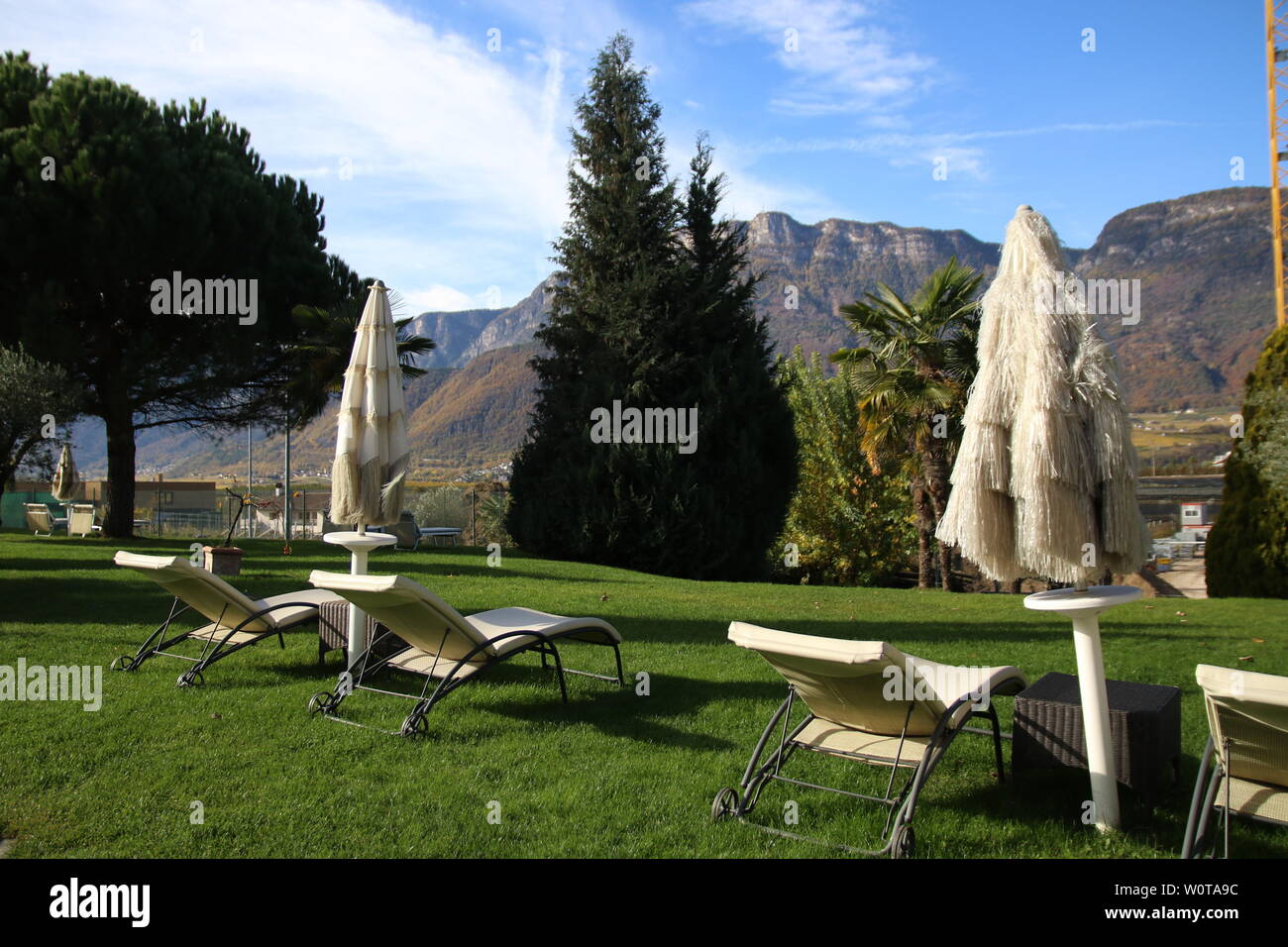 Relaxen im Wellnesshotel 'Weinegg' mit traumhaftem Ausblick auf die Südtiroler Bergwelt - DFB-WM-Trainingslager 2018 Suedtirol Stock Photo