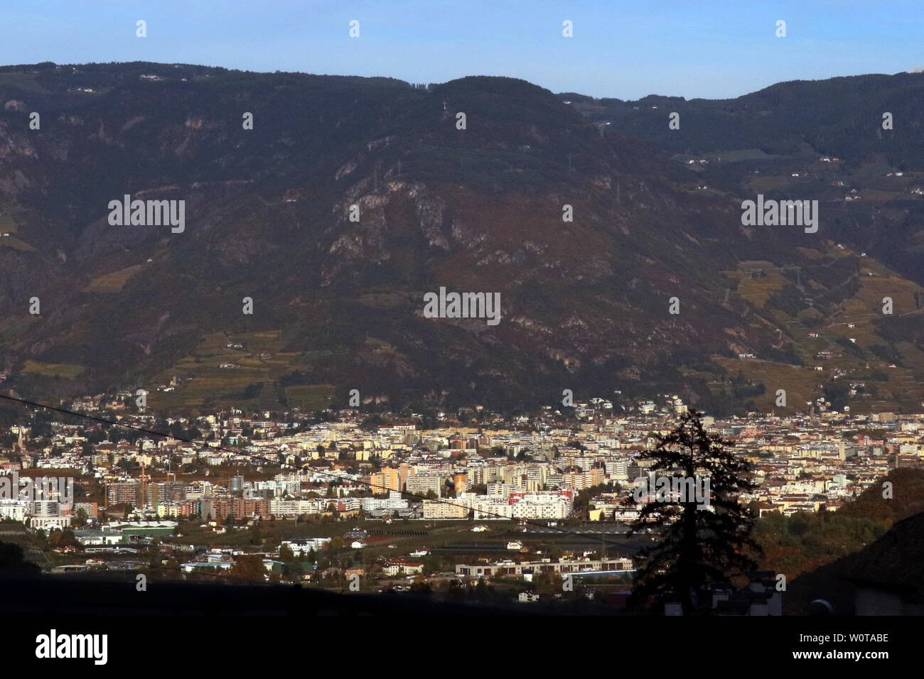 Von Berg bei Eppan bietet sich dem Betrachter ein herrlicher Ausblick auf die Südtiroler Bergwelt und Landeshauptstadt Bozen / Bolzano - DFB-WM-Trainingslager 2018 Suedtirol Stock Photo