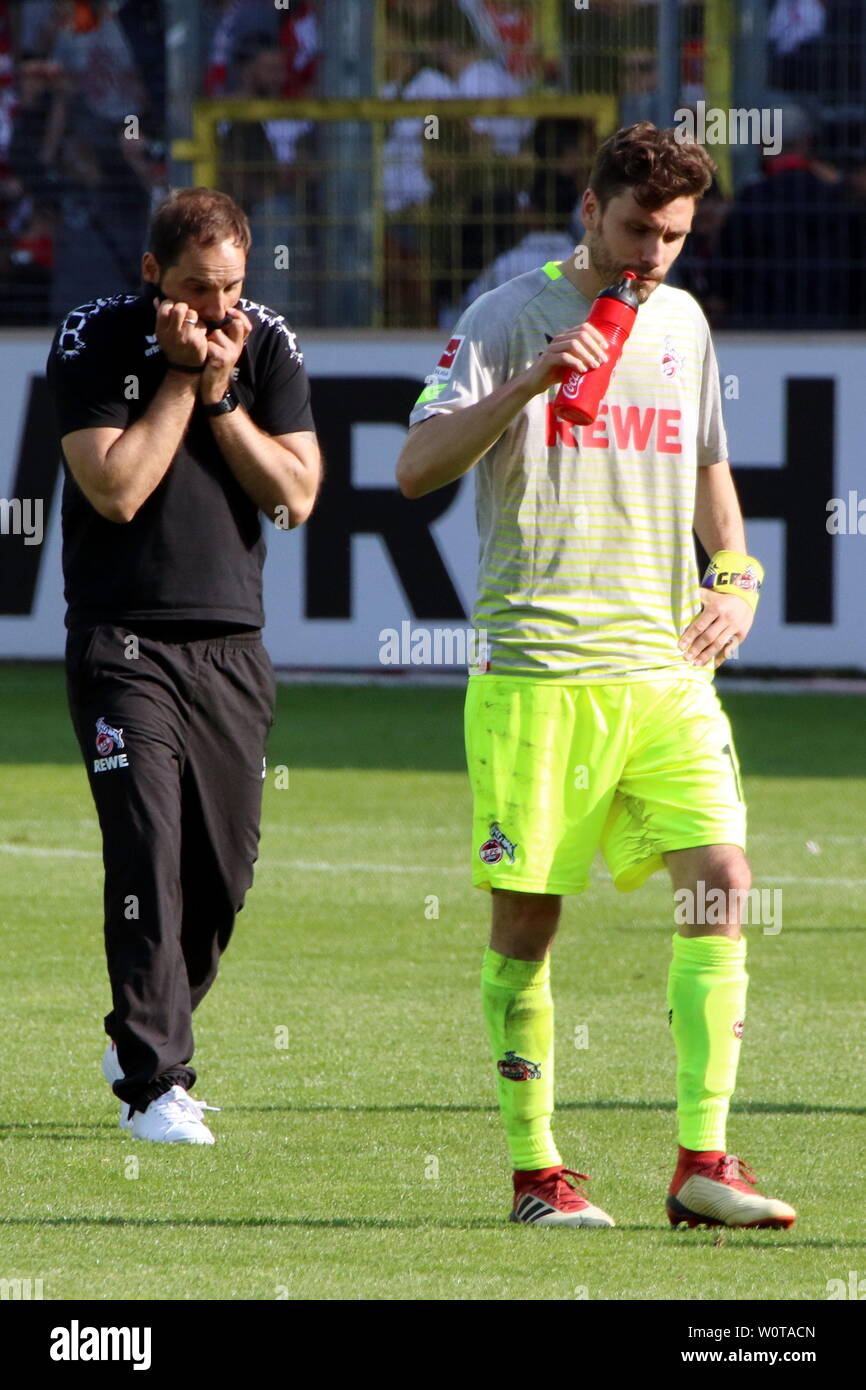 Enttäuschung nach dem Abstieg: v.li. Stefan Ruthenbeck Trainer (Koeln) und Jonas Hector (Koeln), 1. BL: 17-18 - 32. Spieltag -  SC Freiburg vs. 1. FC Koeln Stock Photo