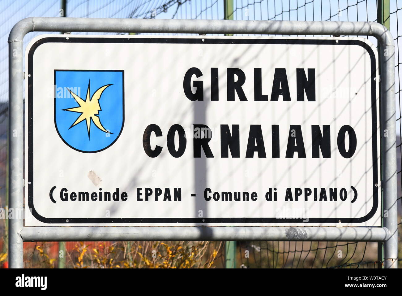 Ortsschild von Girlan, Ortsteil der Gemeinde Eppan in Suedtirol, DFB-WM-Trainingslager 2018 Suedtirol Stock Photo
