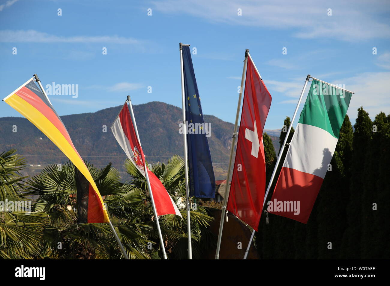 Internationales Flair vor dem Quartier 'Hotel Weinegg' in Eppan/Südtirol, DFB-WM-Trainingslager 2018 Suedtirol Stock Photo