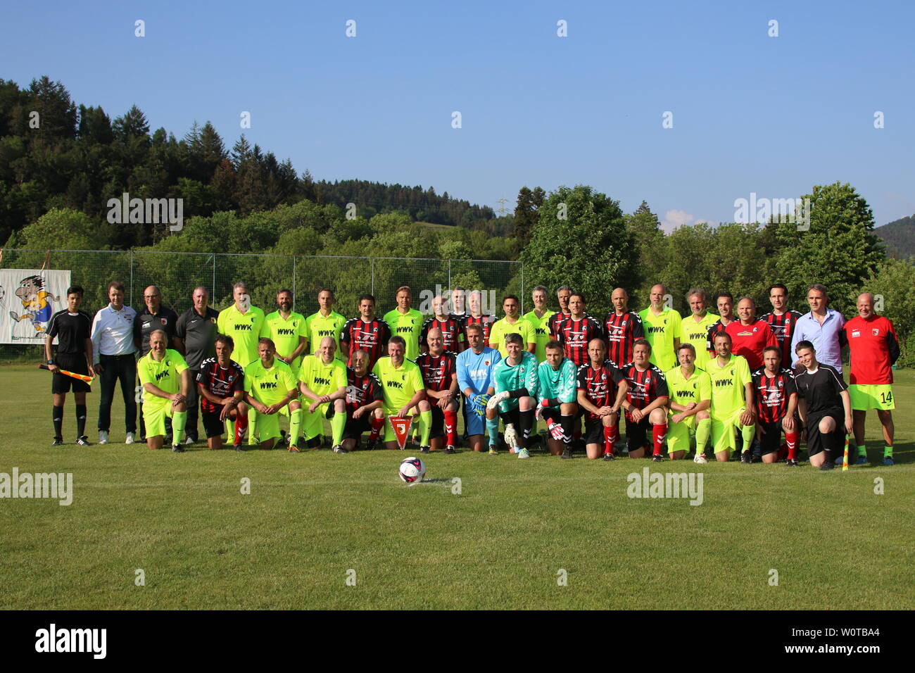 Promikick der Traditionsmannschaften des SC Freiburg und FC Augsburg in  Buchenbach Stock Photo - Alamy