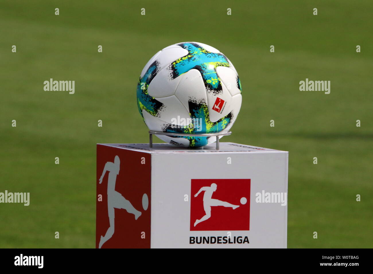 Spielball der Fussball-Bundesliga auf dem Presenter, 1. BL: 17-18 - 34.  Spieltag SC Freiburg - FC Augsburg Stock Photo - Alamy