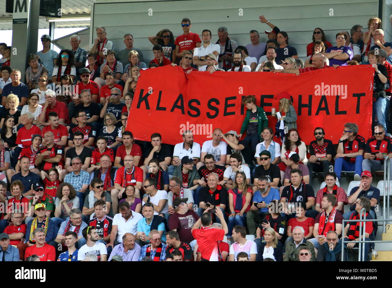 Klassenerhalt steht auf dem Transparent der Fans auf der Südtribüne beim Spiel der 1. BL: 17-18 - 34. Spieltag SC Freiburg - FC Augsburg Stock Photo