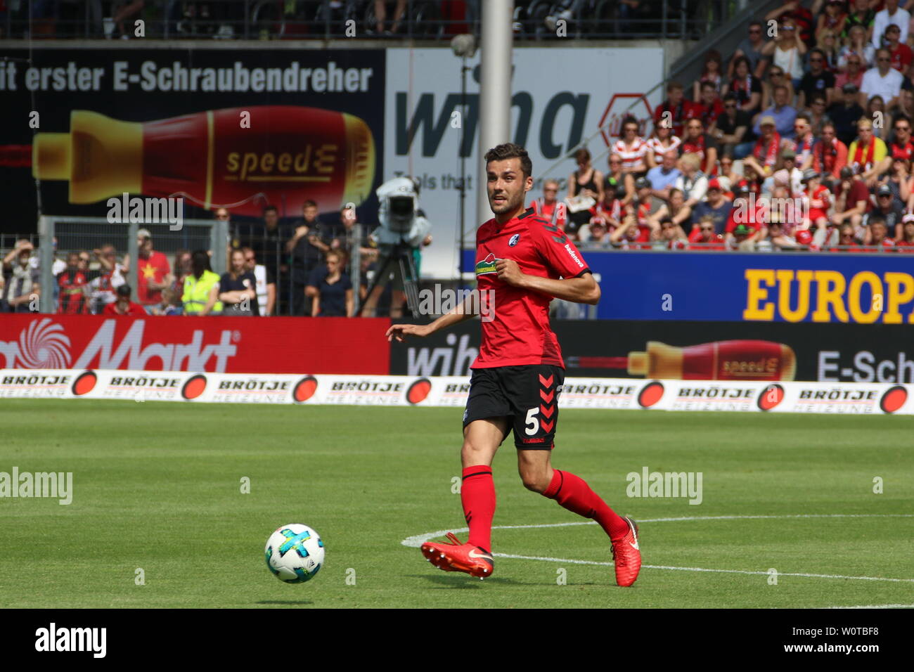 Manuel Gulde (Freiburg) mit Ball beim Spiel der 1. BL: 17-18 - 34. Spieltag  SC Freiburg - FC Augsburg Stock Photo - Alamy