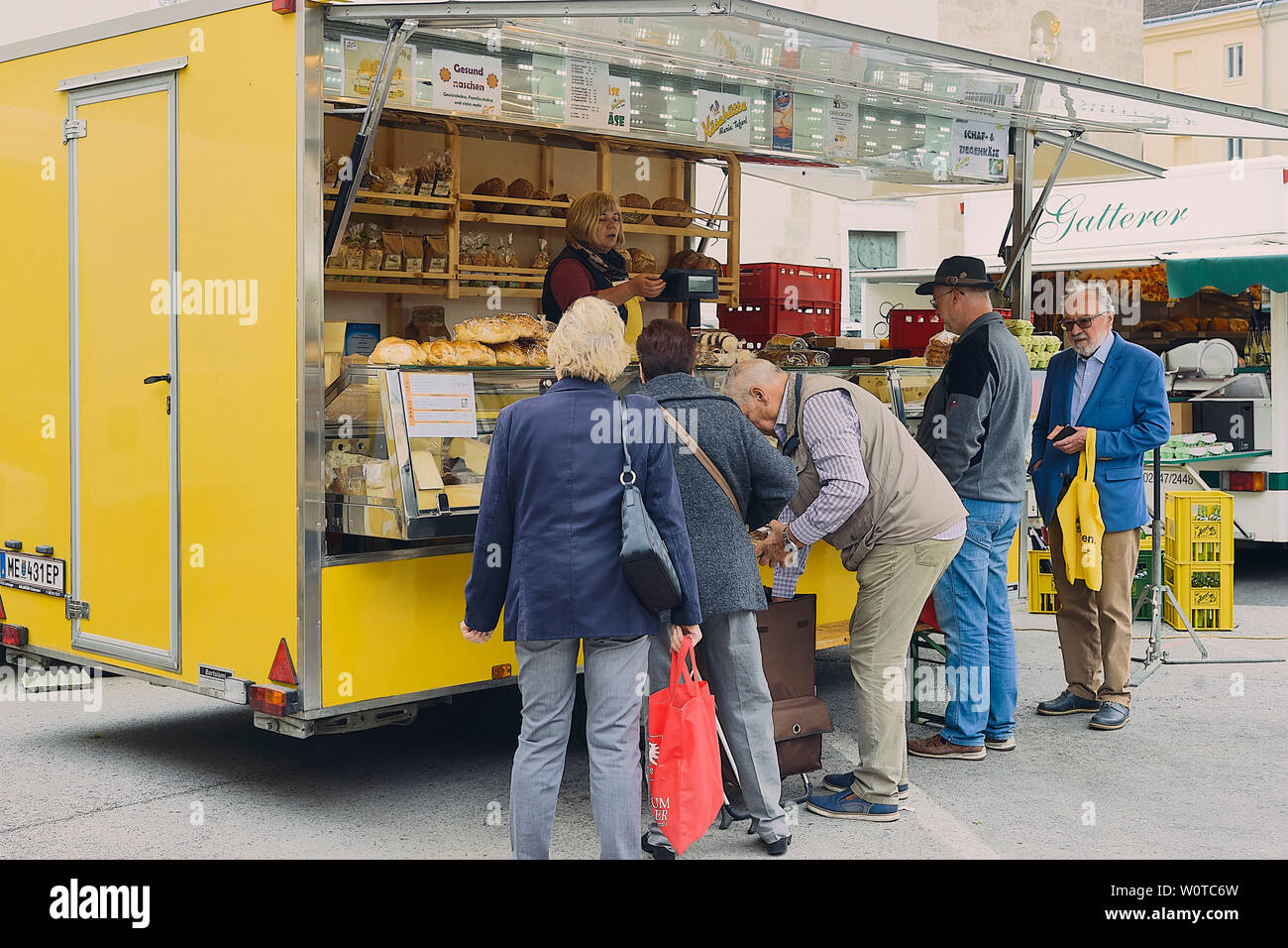St. Pölten, Niederösterreich, Österreich, Wochenmarkt. Bild zeigt Andrang am Zuckerbäckerstand. Stock Photo