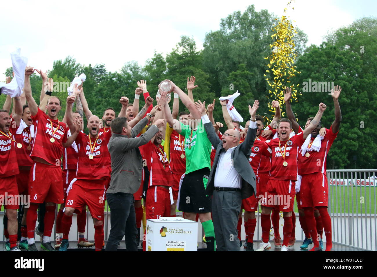Pokaljubel des SV Linx mit Präsident Thomas Schmidt nach dem SBFV-Pokal Finale 2017/18: FC 08 Villingen - SV Linx Stock Photo