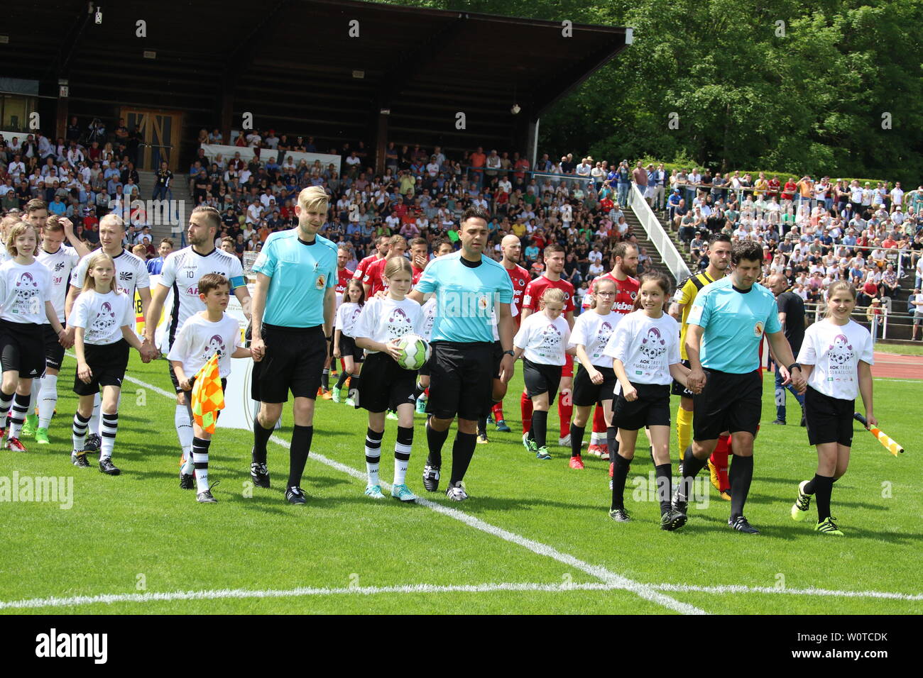 Luigi Satriano  (FC Zell im Wiesental) und sein Gespann führen die teams auf den Rasen im Stadion Dammenmuehle in Lahr beim SBFV-Pokal Finale 2017/18: FC 08 Villingen - SV Linx Stock Photo