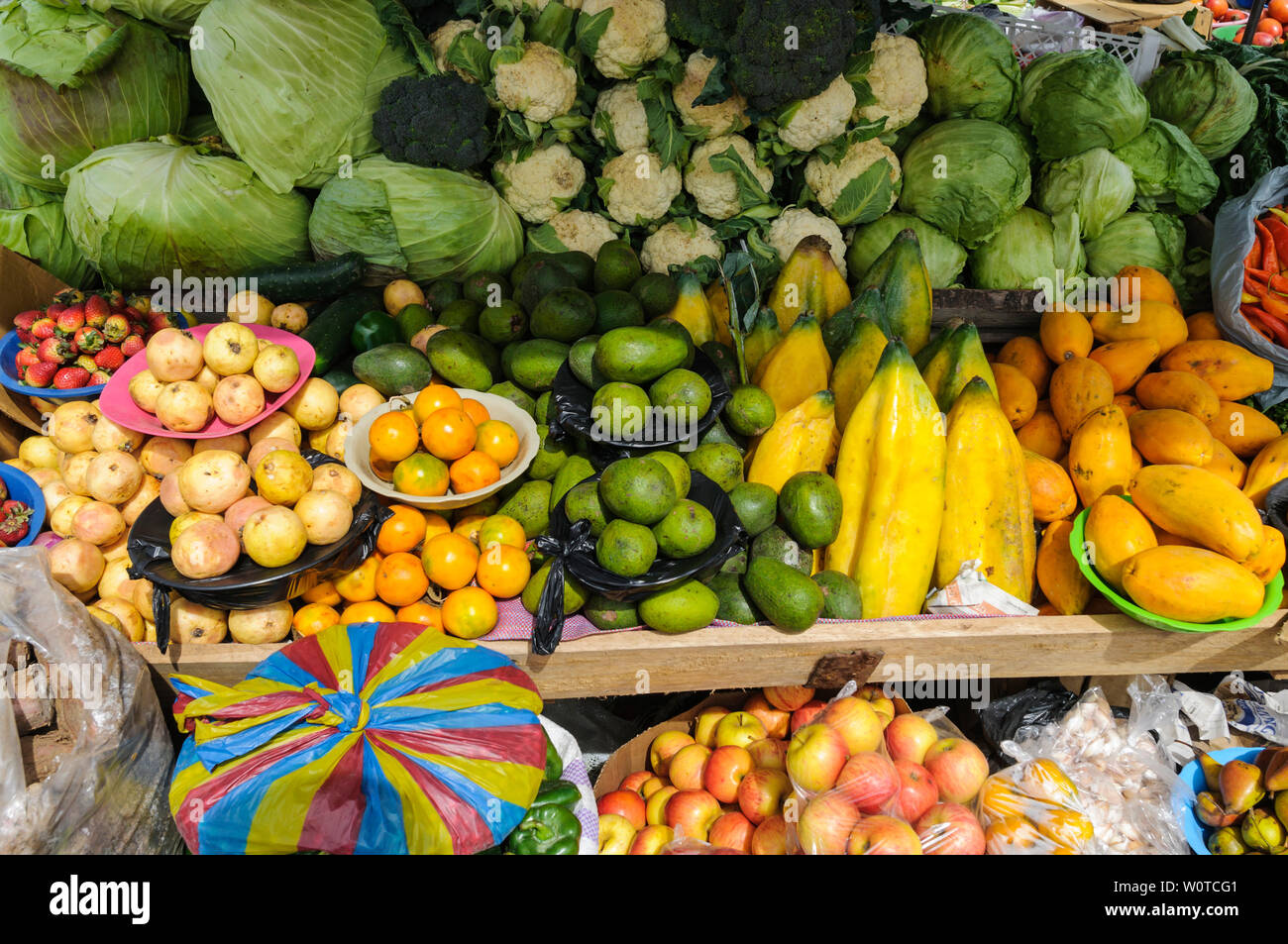 Marktstand auf einem Bauernmarkt mit frischem Obst und Gemuese. Stock Photo