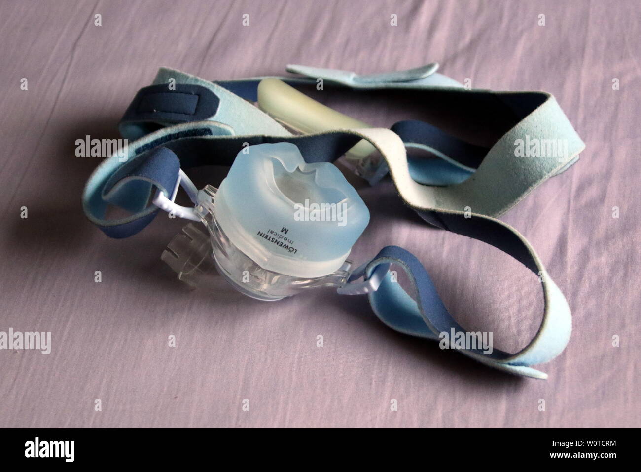 Themenbild Medizin - Schlafmaske mit Sauerstoffanschluss Stock Photo - Alamy