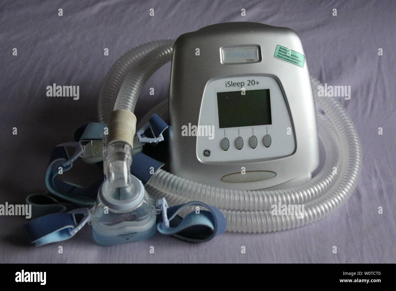 Themenbild Medizin - Schlafmaske mit Schlauch und Sauerstoffgerät Stock  Photo - Alamy