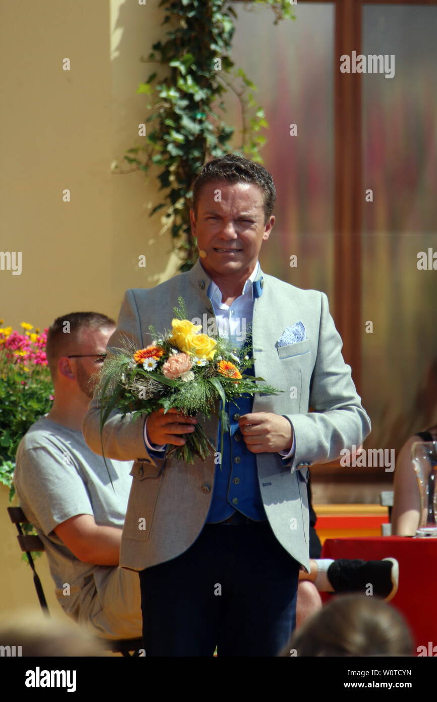 Stefan Mross (Sänger / Moderator / Entertainer) in der ARD-TV-Sendung 'Immer wieder sonntags'. Stock Photo