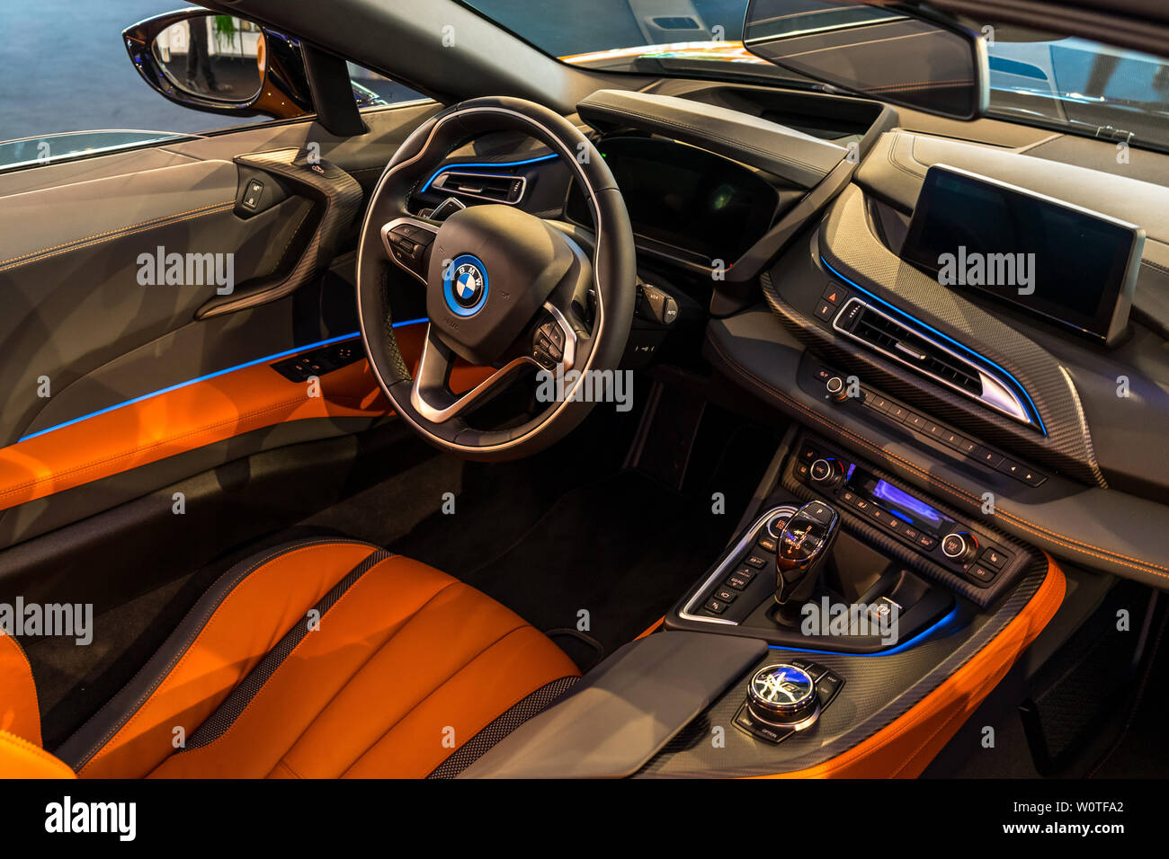 Hub Stijg Maestro BERLIN - JUNE 09, 2018: Showroom. Interior of a plug-in hybrid sports car  BMW i8 Roadster Stock Photo - Alamy