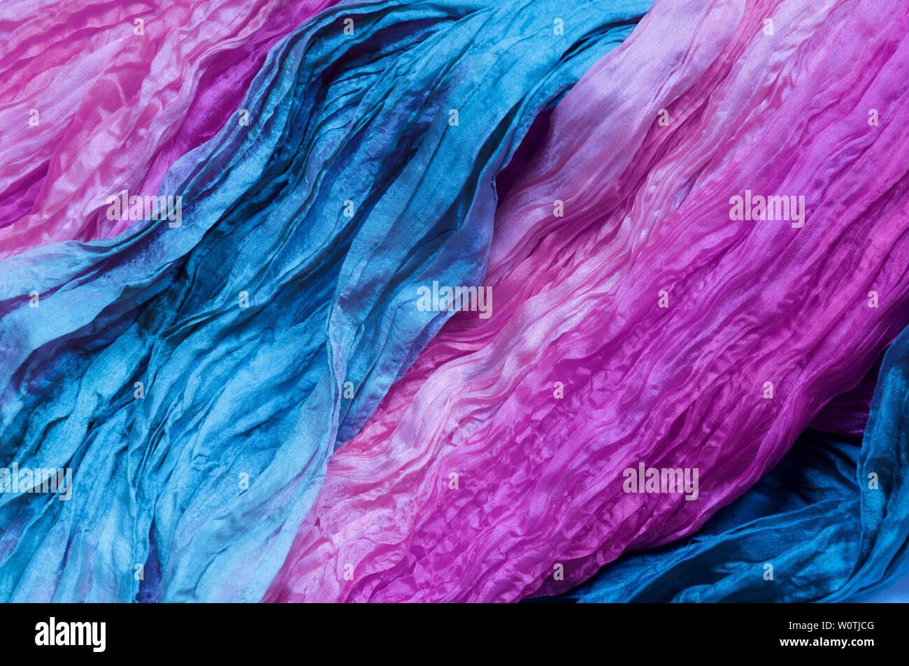 Ultraviolette, blaue Seide als abstrakter Hintergrund. Stock Photo