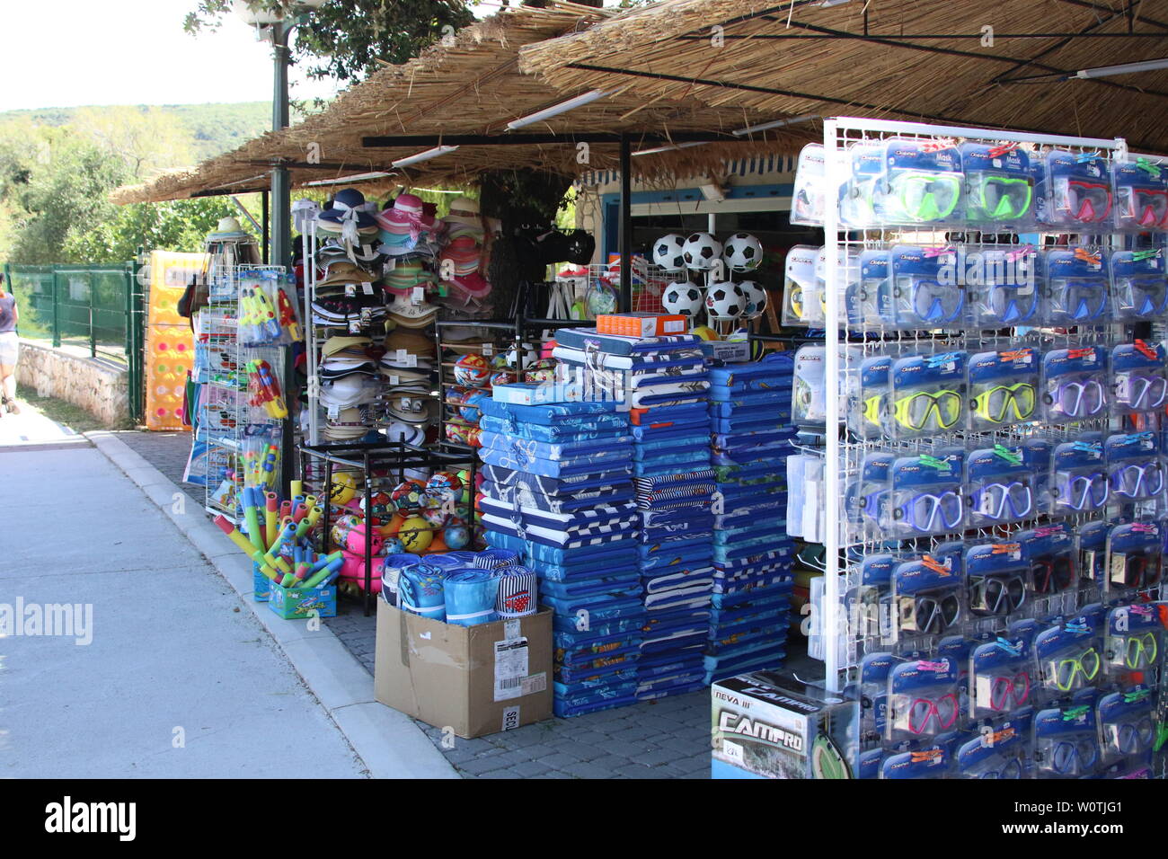 Souvenierstand am Strand von Punat auf der Insel Krk in Kroatien / Hrvatska  / Croatia Stock Photo - Alamy, image size:1300x956
