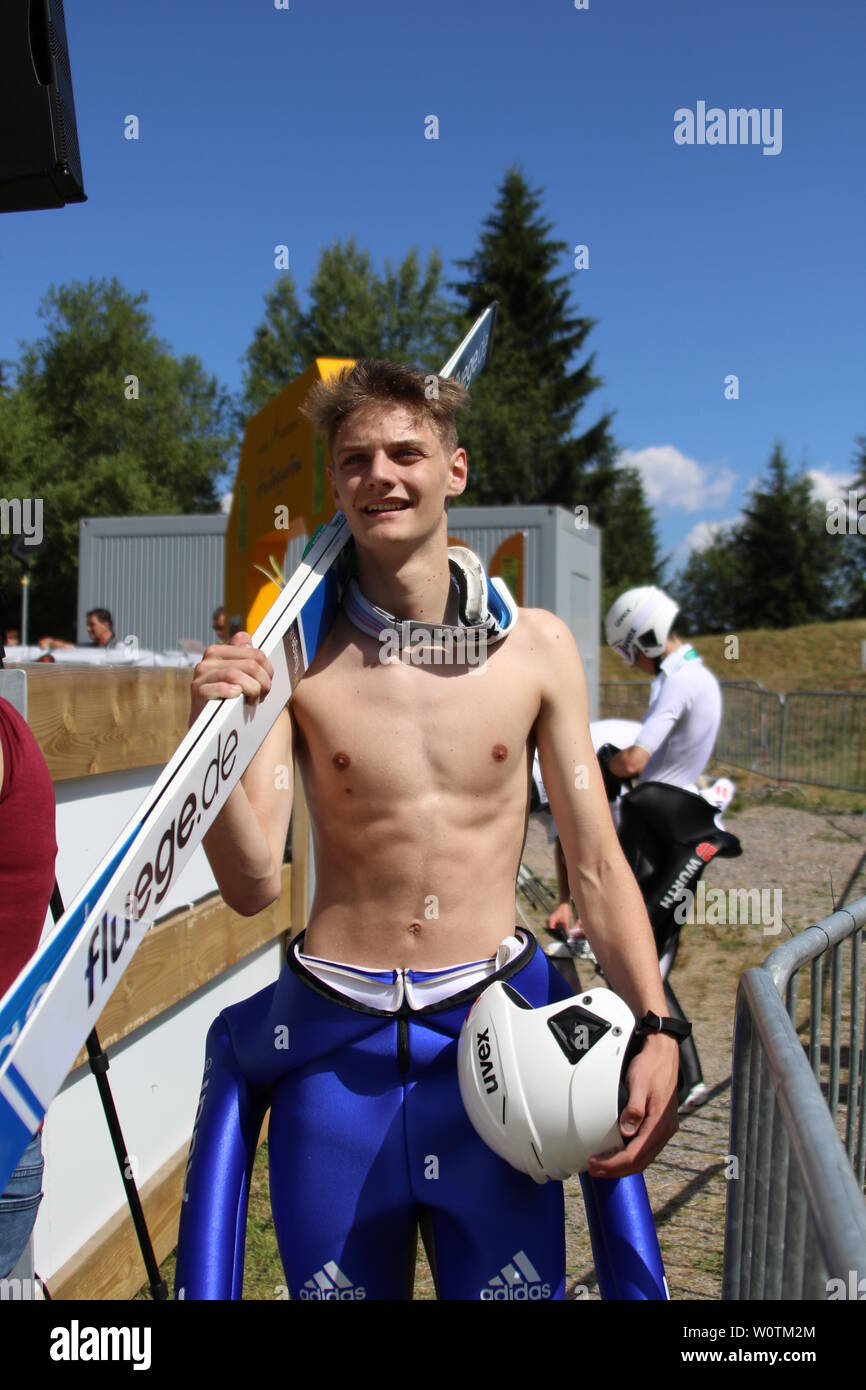 Sommerskispringen in Hinterzarten - da trägt man auch schon mal bei der Sommerhitze blank Stock Photo