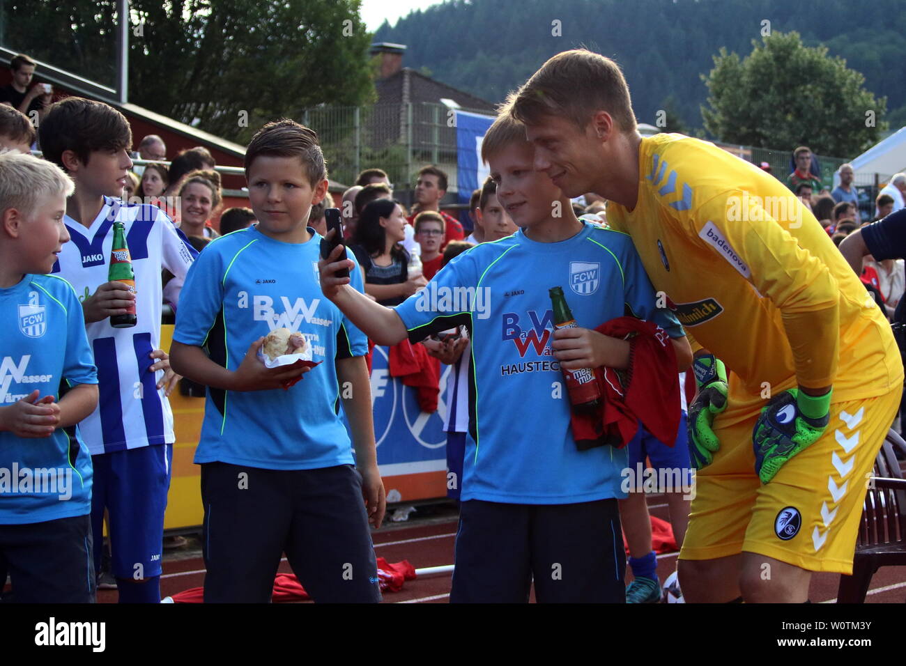 Jugendspieler des FC Waldkirch machen ein Selfie mit Torwart Alexander