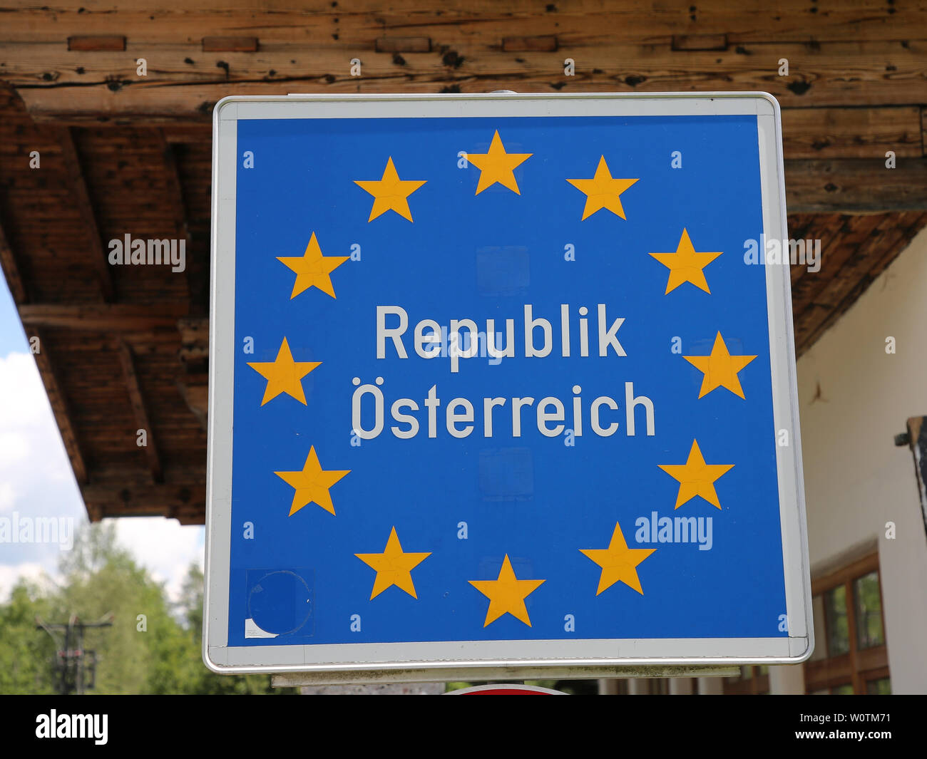 Grenzschild Republik Österreich am Grenzübergang Dürrnberg Stock Photo